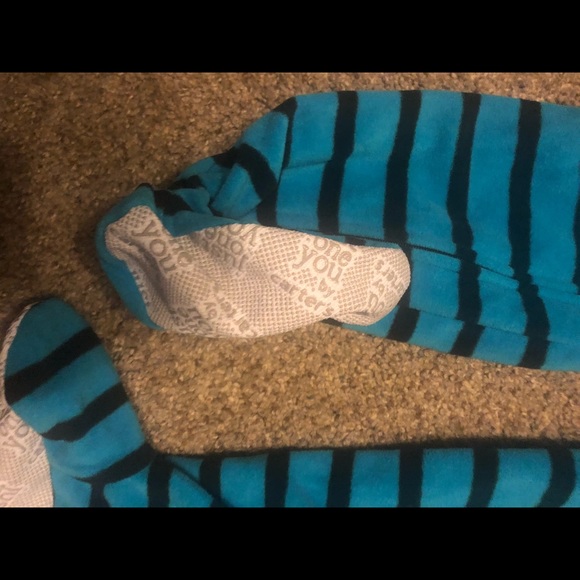 Carter’s penguin strip pjs - Picture 2 of 2